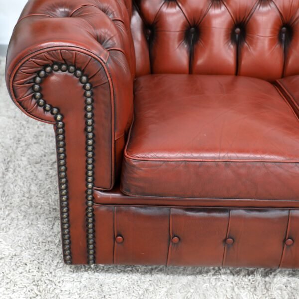 GENUINE LEATHER MORAN CHESTERFIELD 4 SEATER SOFA AND TUBCHAIRS - Image 3