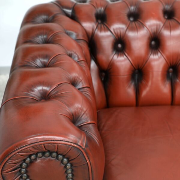 GENUINE LEATHER MORAN CHESTERFIELD 4 SEATER SOFA AND TUBCHAIRS - Image 4