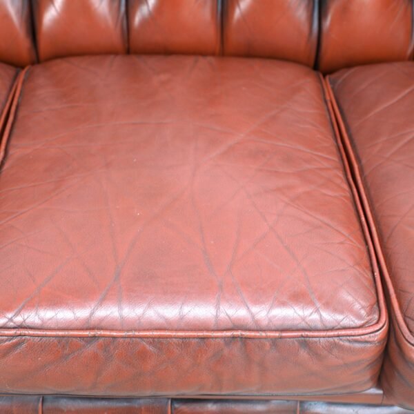 GENUINE LEATHER MORAN CHESTERFIELD 4 SEATER SOFA AND TUBCHAIRS - Image 6