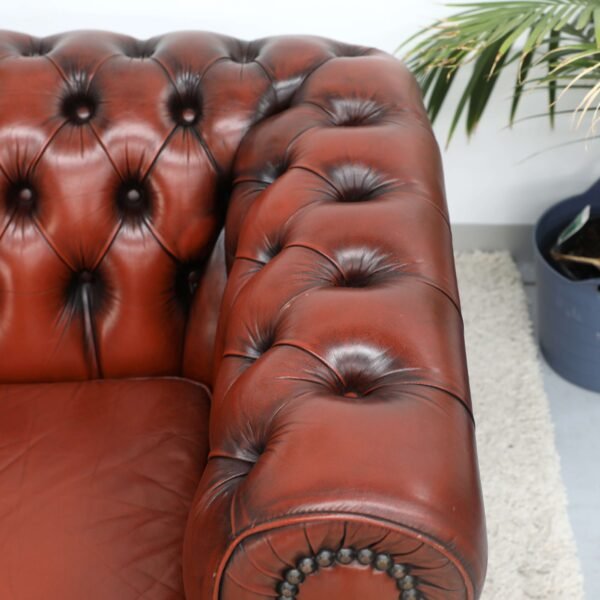 GENUINE LEATHER MORAN CHESTERFIELD 4 SEATER SOFA AND TUBCHAIRS - Image 9