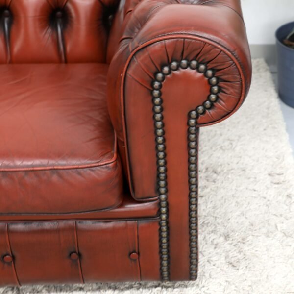 GENUINE LEATHER MORAN CHESTERFIELD 4 SEATER SOFA AND TUBCHAIRS - Image 10