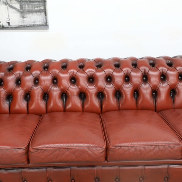 GENUINE LEATHER MORAN CHESTERFIELD 4 SEATER SOFA AND TUBCHAIRS - Image 11