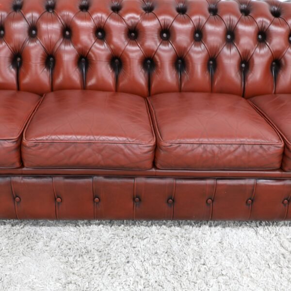 GENUINE LEATHER MORAN CHESTERFIELD 4 SEATER SOFA AND TUBCHAIRS - Image 12