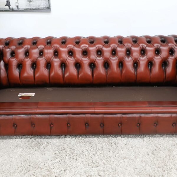 GENUINE LEATHER MORAN CHESTERFIELD 4 SEATER SOFA AND TUBCHAIRS - Image 14