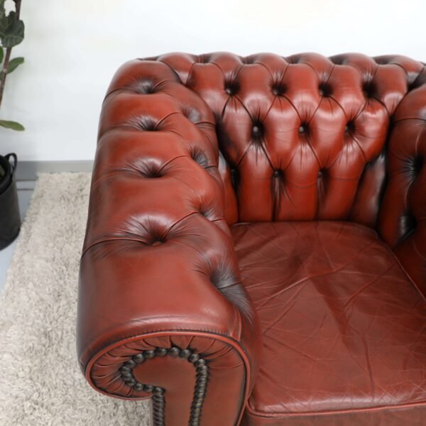 GENUINE LEATHER MORAN CHESTERFIELD 4 SEATER SOFA AND TUBCHAIRS - Image 23