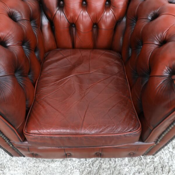 GENUINE LEATHER MORAN CHESTERFIELD 4 SEATER SOFA AND TUBCHAIRS - Image 24