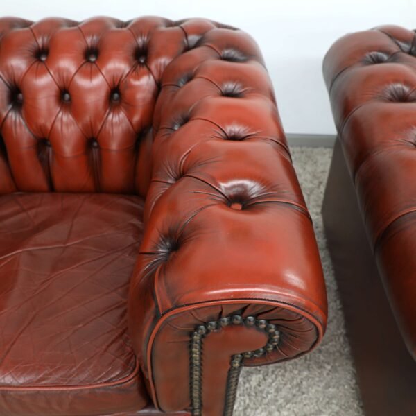 GENUINE LEATHER MORAN CHESTERFIELD 4 SEATER SOFA AND TUBCHAIRS - Image 25
