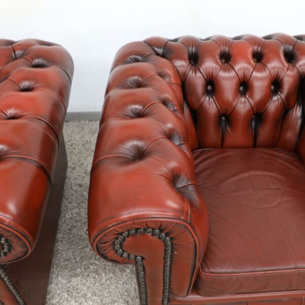 GENUINE LEATHER MORAN CHESTERFIELD 4 SEATER SOFA AND TUBCHAIRS - Image 26