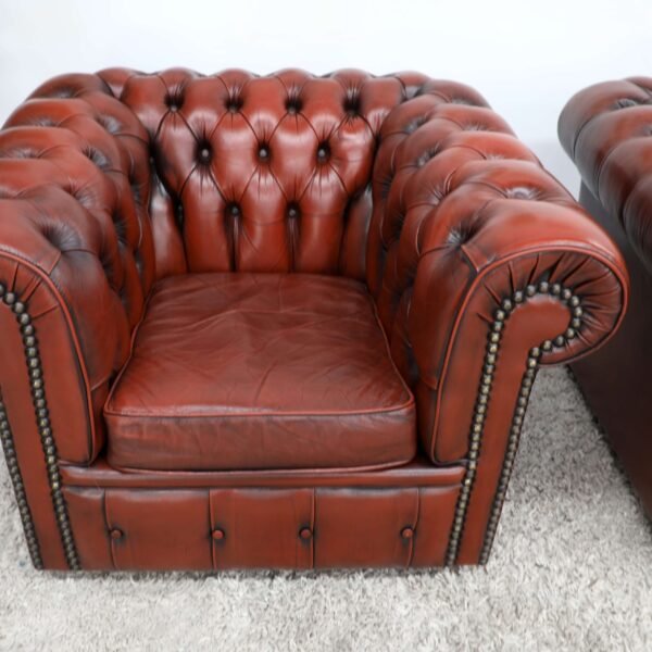 GENUINE LEATHER MORAN CHESTERFIELD 4 SEATER SOFA AND TUBCHAIRS - Image 27