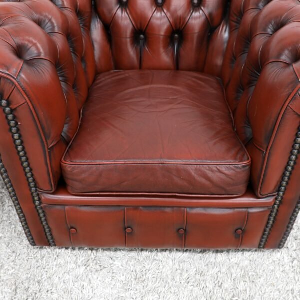 GENUINE LEATHER MORAN CHESTERFIELD 4 SEATER SOFA AND TUBCHAIRS - Image 28