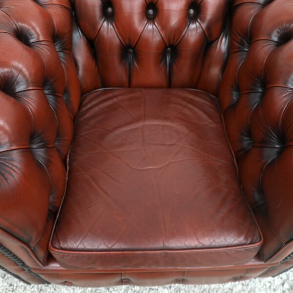 GENUINE LEATHER MORAN CHESTERFIELD 4 SEATER SOFA AND TUBCHAIRS - Image 29
