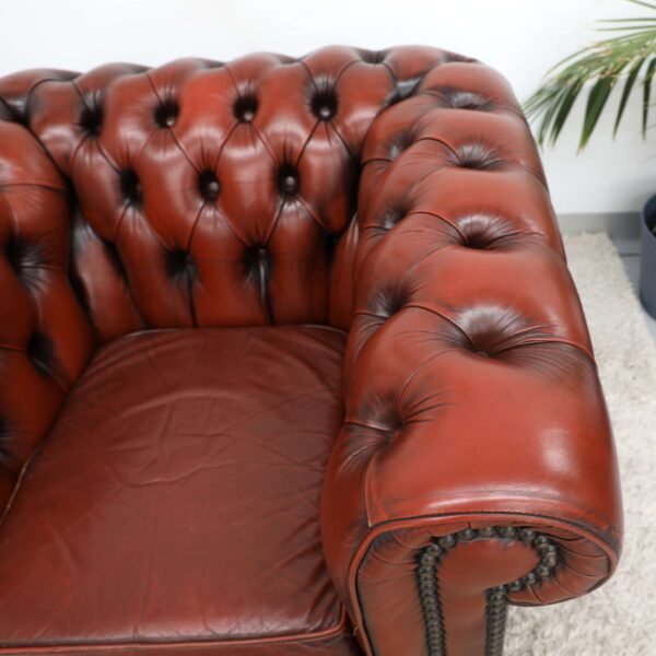 GENUINE LEATHER MORAN CHESTERFIELD 4 SEATER SOFA AND TUBCHAIRS - Image 30