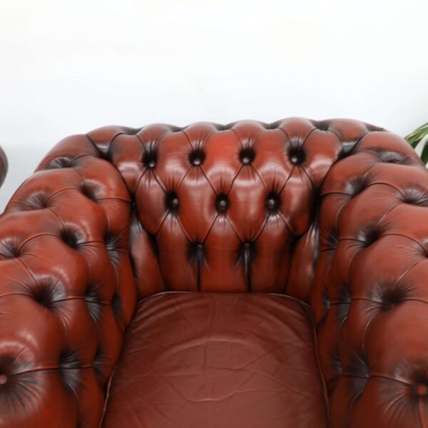 GENUINE LEATHER MORAN CHESTERFIELD 4 SEATER SOFA AND TUBCHAIRS - Image 31