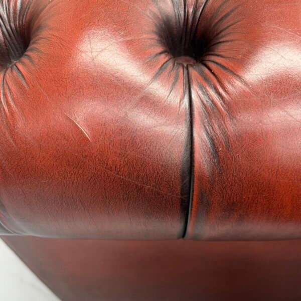 GENUINE LEATHER MORAN CHESTERFIELD 4 SEATER SOFA AND TUBCHAIRS - Image 35