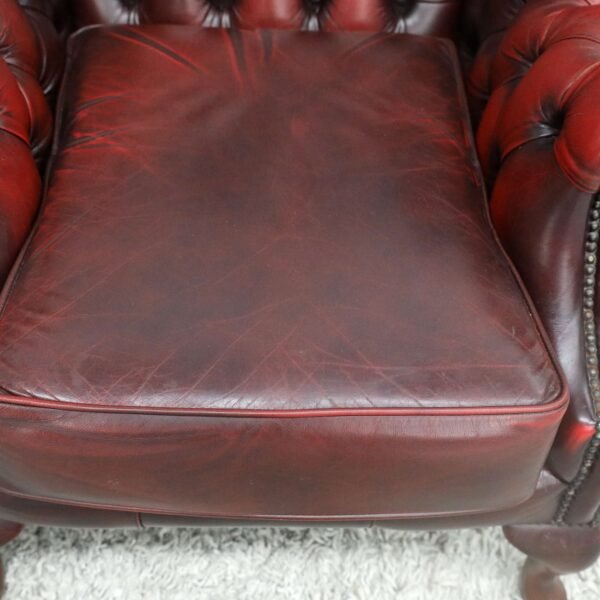 GENUINE LEATHER CHESTERFIELD 3 SEATER SOFA AND WING CHAIRS - Image 28