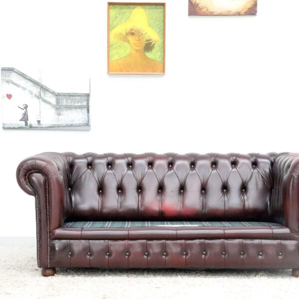GENUINE LEATHER CHESTERFIELD 3 SEATER SOFA AND WING CHAIRS - Image 16