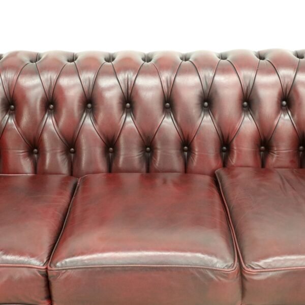 BEAUTIFUL CHESTERFIELD 3 SEATER SOFA AND WING CHAIRS - Image 7
