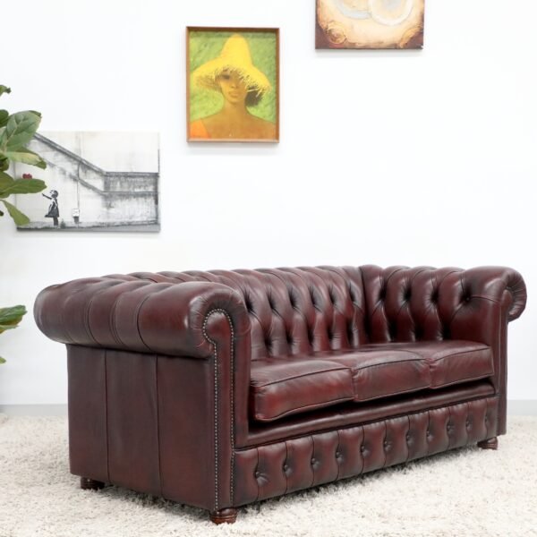 BEAUTIFUL CHESTERFIELD 3 SEATER SOFA AND WING CHAIRS - Image 12