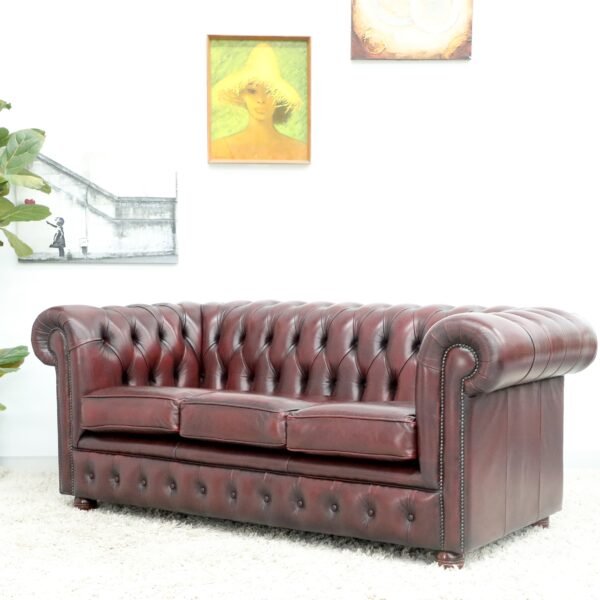 BEAUTIFUL CHESTERFIELD 3 SEATER SOFA AND WING CHAIRS - Image 18